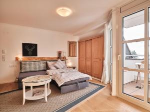 una camera da letto con un letto e un tavolo di Appartement Sunset, 28qm a Schluchsee