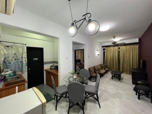 - un salon avec une table et des chaises dans l'établissement Glory Beach Resort Beach View, à Port Dickson