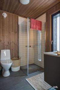 ein Bad mit einer Dusche, einem WC und einem Waschbecken in der Unterkunft Nydelig og Moderne hytte på Kikut Geilo - 6 senger, 4 soverom og jacuzzi in Geilo