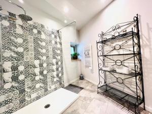 uma casa de banho com um chuveiro e uma parede de vidro em Gîte de campagne Gaspard 