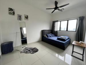 蕉赖Traders Garden , cheras Trader square 3 bedroom Balakong serdang的带沙发和吊扇的客厅 更多37张照片