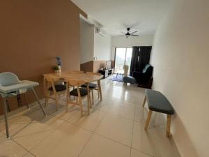 蕉赖Traders Garden , cheras Trader square 3 bedroom Balakong serdang的带木桌椅的客厅