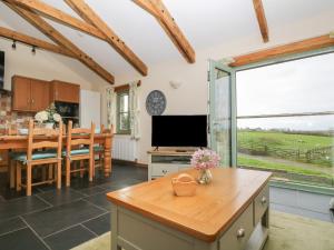 TV a/nebo společenská místnost v ubytování Ash Cottage