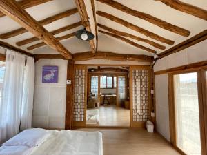 Postel nebo postele na pokoji v ubytování Hanok Stay - JukRokJungSa