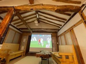TV a/nebo společenská místnost v ubytování Hanok Stay - JukRokJungSa