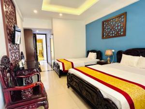 Chuc TchiaKhách sạn Hữu Nghị的一间蓝色墙壁的房间里有两张床