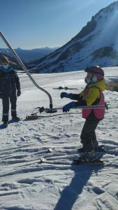 Un par de personas esquiando en la nieve en Los Tres Hórreos, en Felechas