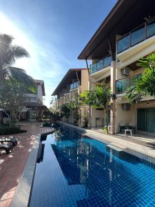 una piscina frente a un edificio en LANTA PURA beach resort-SHA extra plus, en Ko Lanta