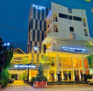 Chuc TchiaKhách sạn Hữu Nghị的一栋前面有圣诞树的建筑