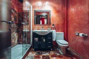 レケナにあるパゴ デ タルシスのバスルーム(洗面台、トイレ、鏡付)