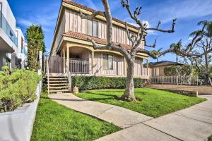 une maison avec un arbre dans la cour dans l'établissement Santa Monica Townhome - Close to Beach!, à Los Angeles