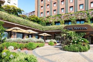 un hotel con un edificio cubierto de hiedra en The Westin Palace, Milan, en Milán