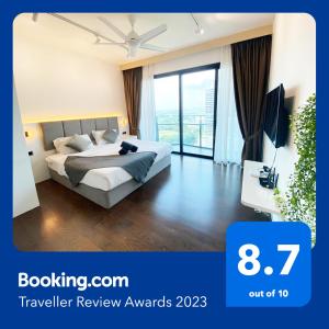 1 dormitorio con 1 cama y TV en Almas Suite Puteri Harbour-T- Legoland-JB新山- SG新加坡 en Nusajaya