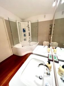 uma casa de banho com 2 lavatórios e uma banheira em Apartamento con playa y vistas en la Costa Brava em Begur