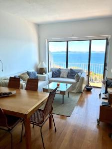 sala de estar con sofá y mesa en Apartamento con playa y vistas en la Costa Brava en Begur