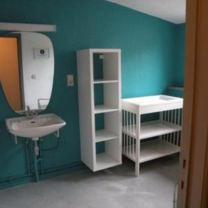 bagno con lavandino, specchio e lavandino di Centre Louis Delobbe a Olloy-sur-Viroin