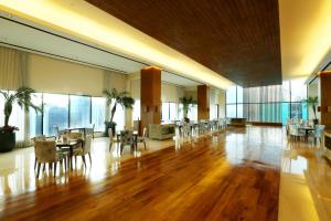 マニラにあるCity Garden Grand Hotelの建物内のダイニングルーム(テーブル、椅子付)