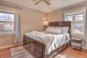 sypialnia z łóżkiem i 2 oknami w obiekcie Baltimore Area Vacation Rental with Deck! w mieście Glen Burnie