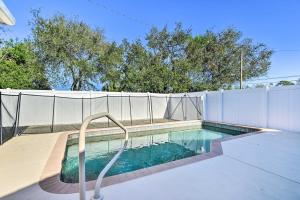 una piscina in un cortile con recinzione di Venice Vacation Rental with Pool, Near Beaches a Venice