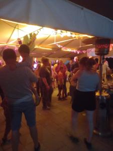 un grupo de personas bailando en una fiesta en una tienda en Camping Oos Heem, en Montenau