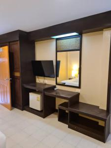 En tv och/eller ett underhållningssystem på Du-sila Hotel kohchang