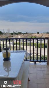 una mesa en un balcón con vistas a la playa en Les Capitelles : Appartement vue montagne en residence avec piscine -sur le front de mer en Saint-Cyprien