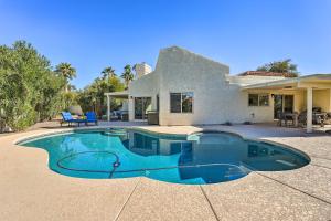 uma piscina em frente a uma casa em Dog-Friendly Scottsdale Retreat with Private Pool! em Scottsdale