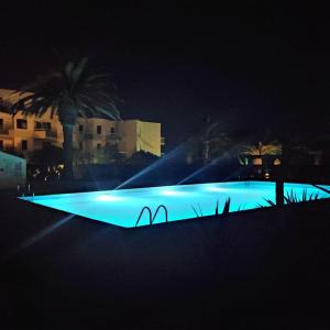 Basen w obiekcie Les Capitelles : Appartement vue montagne en residence avec piscine -sur le front de mer lub w pobliżu