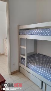 an empty bunk bed in a room at Les Capitelles : Appartement vue montagne en residence avec piscine -sur le front de mer in Saint-Cyprien