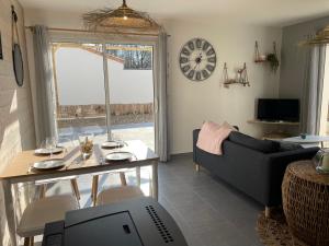 Telewizja i/lub zestaw kina domowego w obiekcie Maison au calme près des plages