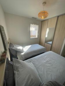 Łóżko lub łóżka w pokoju w obiekcie Maison au calme près des plages