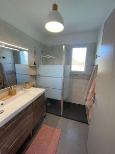 łazienka z umywalką i prysznicem w obiekcie Maison au calme près des plages w mieście Le Poiroux