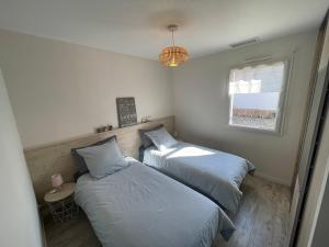 Łóżko lub łóżka w pokoju w obiekcie Maison au calme près des plages