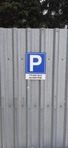 a sign on the side of a metal fence at Apartament Asnyka Centrum in Nowy Sącz