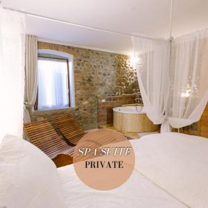 1 dormitorio con suite spa con bañera en GardaBeds Adults Only, en Castelnuovo del Garda