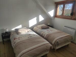 מיטה או מיטות בחדר ב-GÎTE D’EMMA