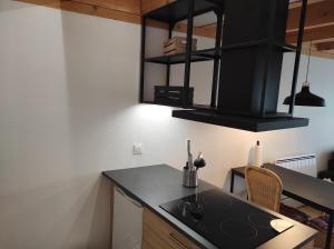 Kuchyňa alebo kuchynka v ubytovaní GÎTE D’EMMA