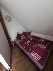 a bedroom with a purple bed in a room at FeWo Zur Alten Drechslerei in Freital