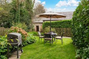 Dārzs pie naktsmītnes Water Mill at East Trenean Farm -Luxury Cornish Cottage sleeping 4 with hot tub, private garden, rural views and EV facilities