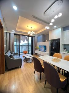 a kitchen and living room with a table and chairs at Vinhomes Royal City 72 Nguyễn Trãi Thanh Xuân Hà Nội in Hanoi