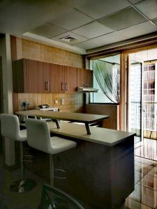 - une cuisine avec une table et des chaises dans la chambre dans l'établissement Serenity Paradise 2BR in Marina, à Dubaï