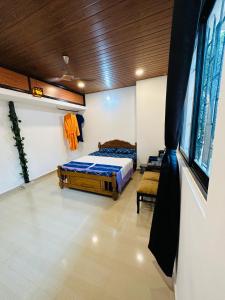 1 dormitorio con 1 cama en una habitación en St. Francis Xavier en Old Goa