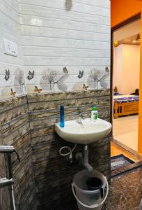 果亞舊城的住宿－St. Francis Xavier，客房内的盥洗盆浴室