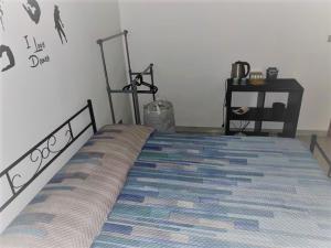 Un dormitorio con una cama con una alfombra en el suelo. en NeboRooms, en Bari