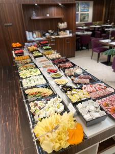 ein Buffet mit vielen verschiedenen Speisen in der Unterkunft Hotel DeSilva Premium Opole in Oppeln
