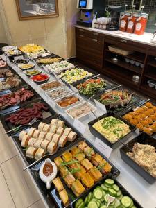 un buffet avec de nombreux types de nourriture différents dans l'établissement Hotel DeSilva Premium Opole, à Carolinensiel