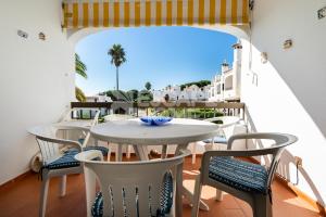 un patio con tavolo e sedie sul balcone. di Casa do Levante a Porches