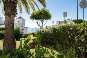 un cartello per una casa con una palma di Casa do Levante a Porches