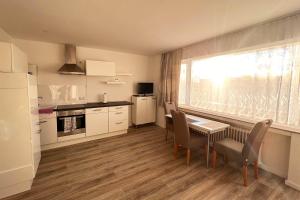 Kuchyň nebo kuchyňský kout v ubytování Cozy apartment with balcony