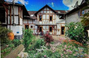 an old house with a garden in front of it at Ferienwohnung sentio-comfortable Saalfeld in Saalfeld